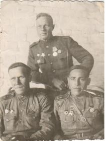 1944 год. Фронтовые тов. Тырлик В., Давыдов. Веселов Н. А.