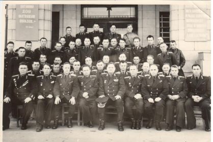 1955 год. Порт - Дальний. На снимке офицерский состав штаба соединения. В середине командир соединения генерал  Макоров. 