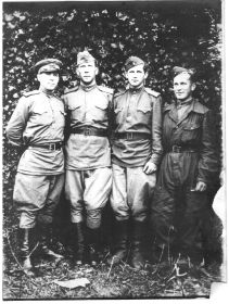 18.05.1946 Трутнев В. (крайний справа), Хахарин С. (второй справа)
