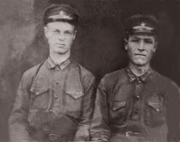 Это фото с другом-однополчанином, примерно 1939-1940гг, дедушка справа.