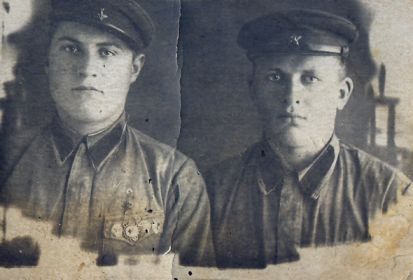 На долгую память. Клин. 21.08.1941год. Комаров А.И. слева и его друг Цынев.