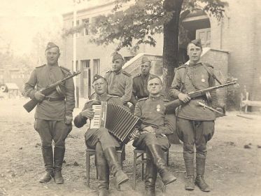 На фотографии Александр Францевич (во втором ряду, второй слева) запечатлен вместе со своими однополчанами  в Берлине