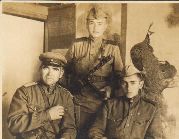 Маньчжурия 1944 год. Шепатько О.Ф. крайний справа.