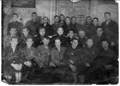 После войны встреча с однополчанами (в верхнем ряду пятый справа)