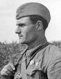 Герой Советского Союза Хмаладзе Илья Георгиевич, – политрук роты 355-го стрелкового полка.