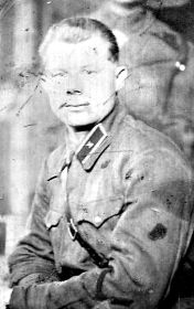 Иван Михайлович Иванов, командир взвода зенитных пулеметчиков. Отец воевал с ним с 1941 года