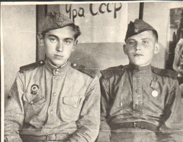Восточный фронт 1944 год. Шепотько О.Ф. слева.