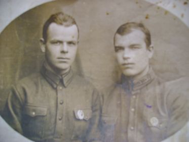 Мой дедушка слева, а справа его товарищ-земляк (со слов родственников), но как зовут товарища, неизвестно.