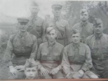 Сослуживцы моего деда. Фото сделано под Москвой в 1942 летом. Волоколамское направление. деду 31-год.
