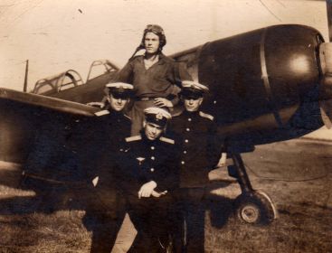 Волосевич Н.И. справа. о.Саарема 1948г. Фотографию подарил в 1950г.лётчик А.Сулейманов (жил в Таллине)