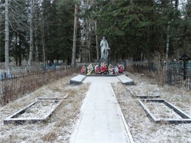 Памятник установленный на могиле бойцов Красной Армии в Кувшиново,где похоронен Катаев Федор Прокопьевич