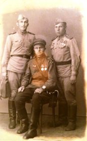 С фронтовыми друзьями. 1945г Германия. Фото на память. Дедушка сидит в центре.