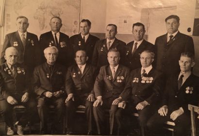 9 мая 1975 г. Ветераны войны- специалисты Обливского районного управления сельского хозяйства. Дедушка в первом ряду второй справа