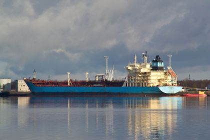 Танкер Britta Maersk Oil у причала под наливом.