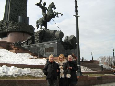 Возле музея на Поклонной горе: я, Светлана (двоюродная сестра) и племянница Елена.