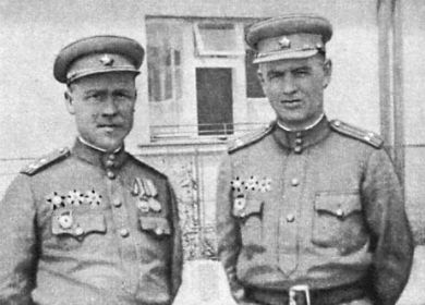 Командир 128 горно-стрелковой дивизии Колдубов М.И. (слева)