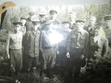 Послевоенное фото. Орлов Г.М. верхний ряд, пятый справа.