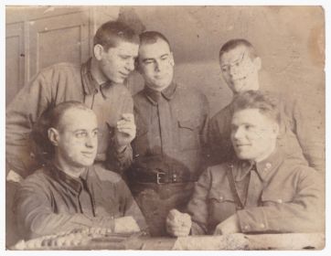 Иван в центре. Фотографировался когда работал в штабе отдела продснабжения. Февраль 1941