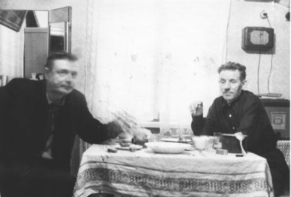 Б. А. Голубцов, сослуживец и Н. А. Волков, приятель-охотник, в гостях у Матвеевых.