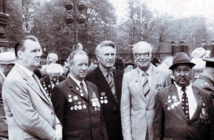 Александр Павлович (в центре) на встрече ветеранов в Москве. 1987.