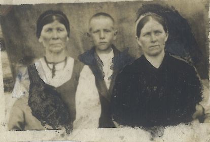 семья Дарьи Ивановны - слева: прабабушка Анастасия Атрёмовна Капошко, в центре - сын Иван Павлович, справа - сама Дарья Ивановна