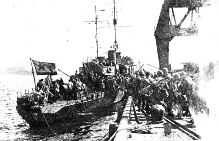 Сторожевой корабль в 1945 году принимает десант