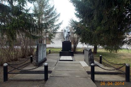 глазуновский р-н, д. новополево, братская могила