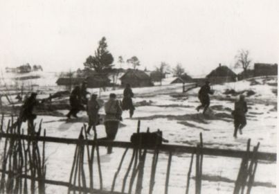 Партизаны ведут бой с гитлеровцами, 1944 г. (фото кинооператора Марии Суховой)