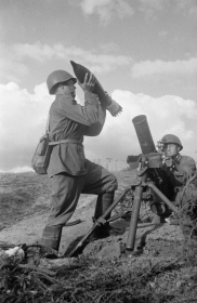Красноармейцы-артиллеристы Западного фронта ведут огонь по немецким войскам...
