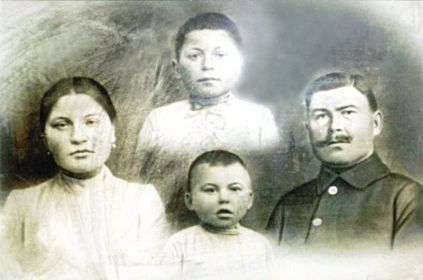Семья Чередниковых: Василий, Анисья, сыновья Алексей ( старший) и Иван.