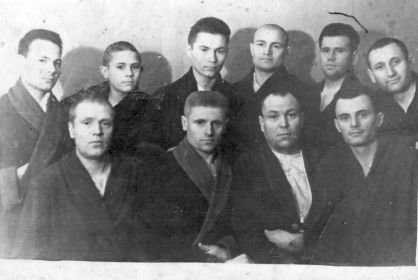 1941-1942 гг. Группа офицеров и старшин в ЭГ №2781 г. Казань Теплов Егор во втором ряду второй справа