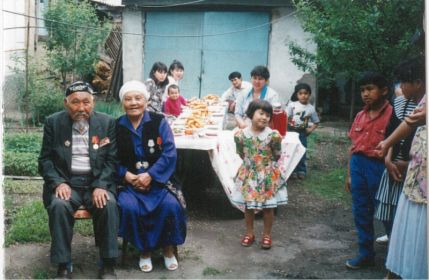 Жаканша Кельдыбаев с женой, в кругу родных