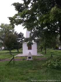 Памятник в селе Шимонторнья,Венгрия-снимок-07.05.2016г.-здесь похоронен мой дед и его однополчане