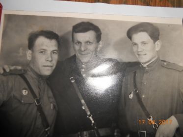 мой дедушка (крайний справа) с однополчанами в мае 1945 г.