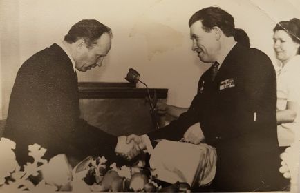1975 год, директор завода Гергий Дубовский вручает грамоту и памятный подарок Фомичёву Владимиру в честь 30-летия Победы в ВОВ.
