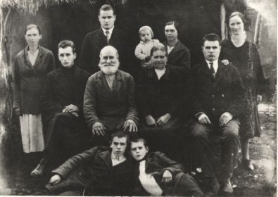 Это семья моего дедушки Ивана Давыдовича Журман 1937г