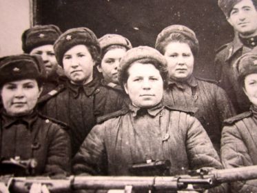 Выпускницы снайперской школы перед отправкой на фронт. Лидия Маковенко в центре в первом ряду