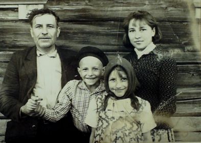 Николай Григорьевич и его дети, сын Виктор и дочери-Люда и Таня
