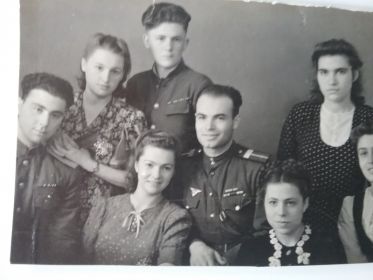 Вилен со своими бывшими одноклассниками из 8- Б класса. Харьков. Май 1946 года.
