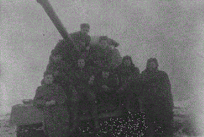 Командир танка Прокофьев В.Н. с бойцами