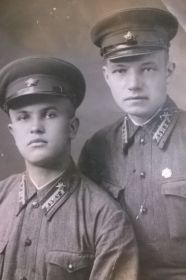 1939-1940 гг., курсант МВТУ им. Менжинского с другом