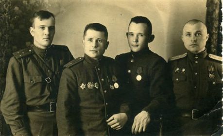 майор Дикалов Никифор Захарович (3-й слева) с друзьями по оружию (съемка 10 апреля 1945г.)
