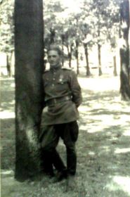 На обороте фото: " 1945 год, старший лейтенант Вороник Костя  -в/ч. 16960."