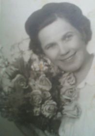 На обороте: "27.03. 1946г. - г. Вена. На долгую память подруге Анастасии от Кауровой Маруси. Взгляни и вспомни обо мне.  Госпиталь".