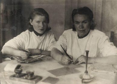На обороте фото: "1944 - 1945г.г. - Лигниц в приемном покое  ХППГ 2236 ". Слева -направо: Анастасия Иванова, Е.Е. Васякина