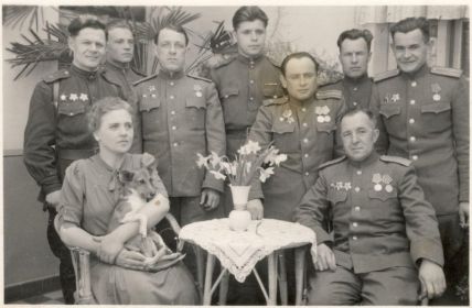 дед стоит второй слева