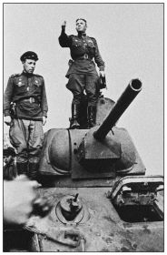 Гв. полковник Шульгин Б.В. - командир 17 гв. танковой бригады- произносит речь на похоронах павших танкистов 7 августа 1943г. в г.Орёл