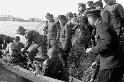 Встреча с союзниками на Эльбе, в районе Торгау\Torgau. Советские офицеры прощаются с американцами. Командир 58-й гвардейской стрелковой Краснознаменной дивизии генерал-майор Владимир Русаков (стоит на