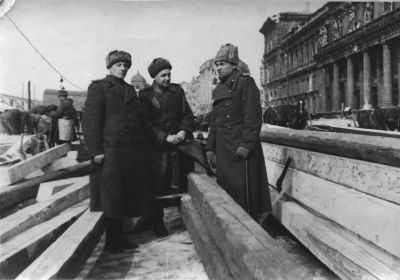 Малыгин В.А. с сослуживцами на восстановлении моста через Дунай 1945