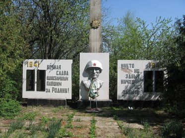 Дмуха Фёдор Тарасович. Памятник в селеКузничи односельчанам погибшим в годы войны